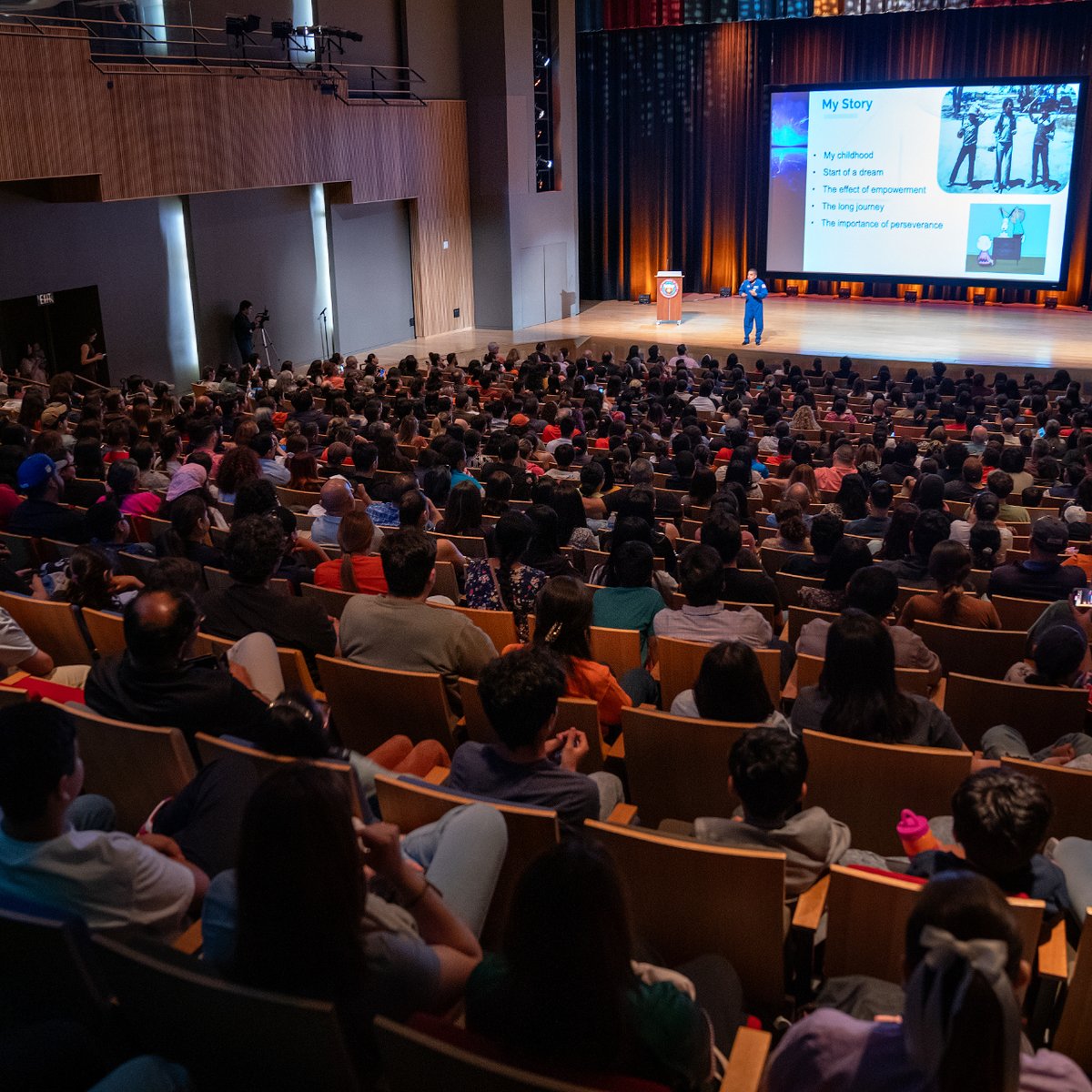 utrgv's tweet photo. Honored to have @Astro_Jose 👨‍🚀 speak at #UTRGV about persevering towards a brighter future. 🚀

It doesn't matter where we come from, but where we are going. 🤝

Remember to "reach for the stars" 🌠

#futureoftexas #AMillionMilesAway https://t.co/FPEOSqJtCK