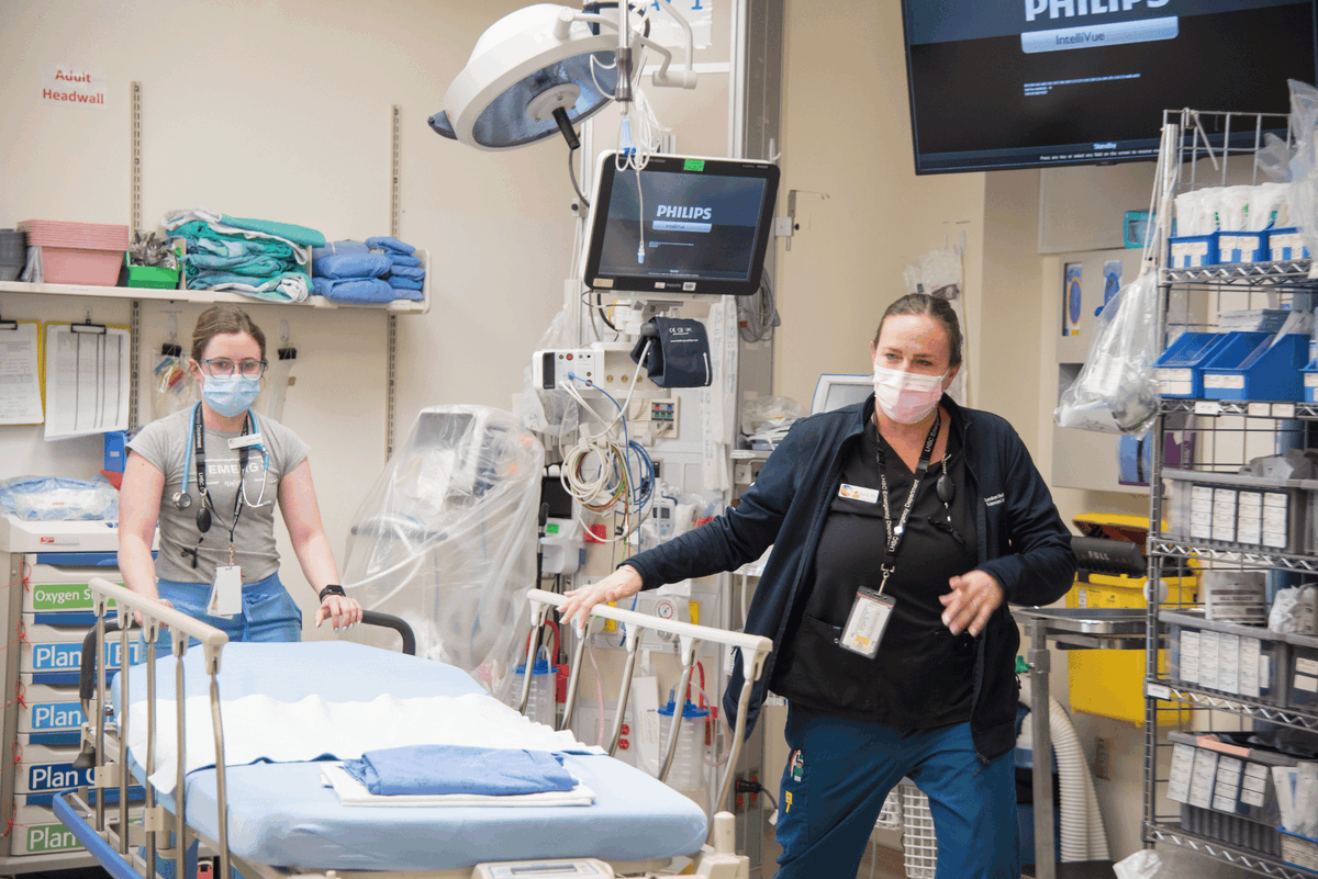 Thanks to @LHSCCanada's adult emergency department & inpatient staff & physicians, the hospital has reduced paramedics' wait time by almost 70%. What was previously a two-hour wait is now less than 40 minutes: ow.ly/XC0B50RiXWq #onhealth #waittimes