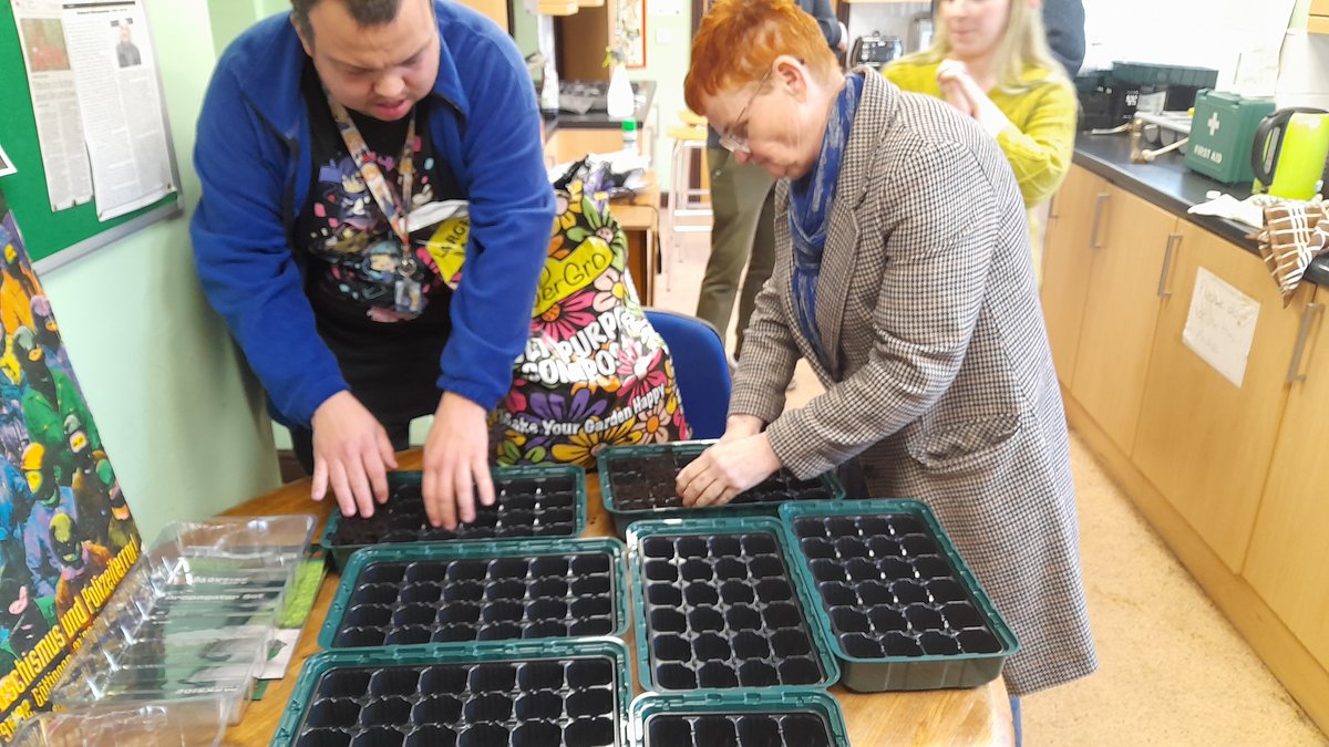 A Great Food growers of Bolton session today, despite the rain we managed to sow many veg seeds, and everyone did their bit and got involved. @TNLComFund @TransitionTog