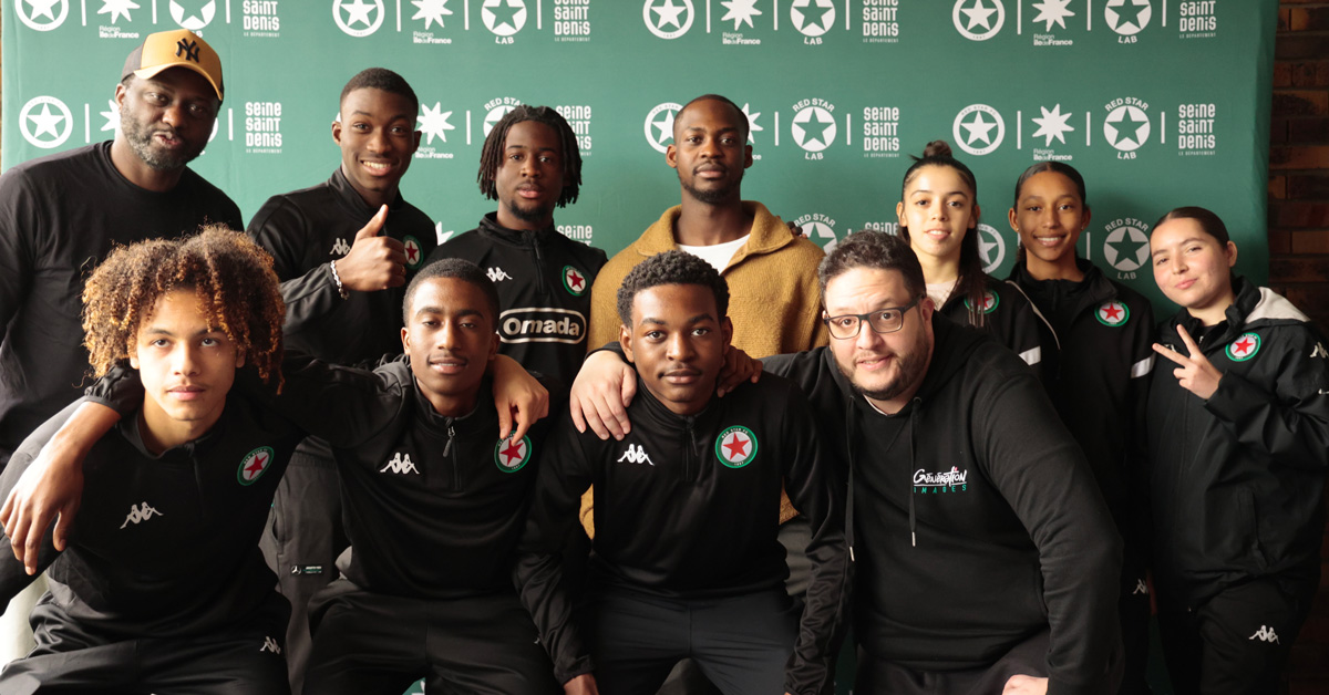 RedStarFC's tweet photo. Au programme de ce 4ème jour de LAB Cinéma, une rencontre avec Nixon Singa, réalisateur du court-métrage "Espoir". Après un temps d'échange, nos jeunes du @RedStarFC ont peaufiné leurs scénarios pour être prêts à passer à l'action demain ! #RedStarLAB 

📸 by Yoann Hawecker https://t.co/ZoRJJimURL