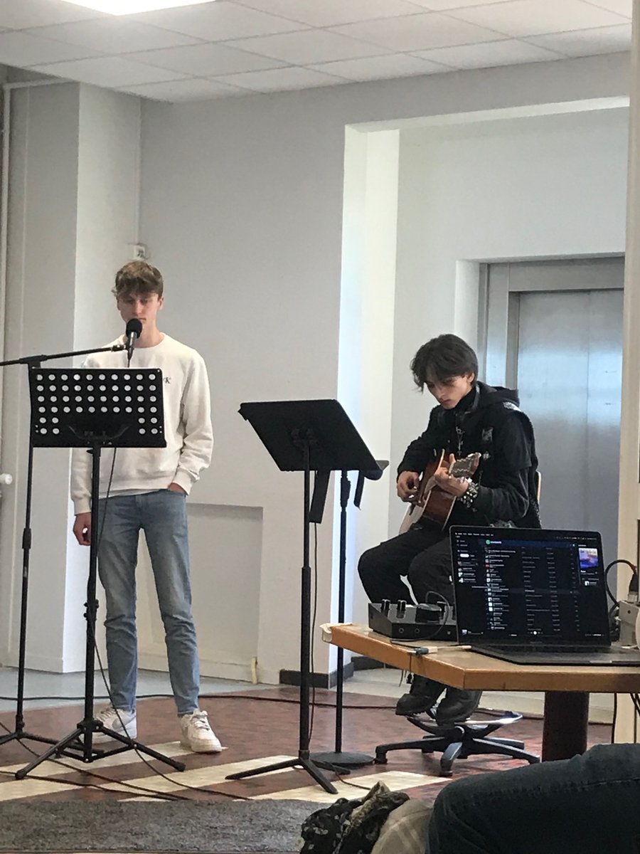 LyceeDoucet's tweet photo. Aujourd’hui Scène Ouverte au @LyceeDoucet @dsden50 @VilleCherbourg. #Slam, #rap, #poésie, un beau moment de partage où les élèves pouvaient exprimer leur talent, devant un public composé de tous les acteurs du lycée, bienveillants et chaleureux. Bravo pour ce temps d’émotion !!! https://t.co/1zJyWY0ndf