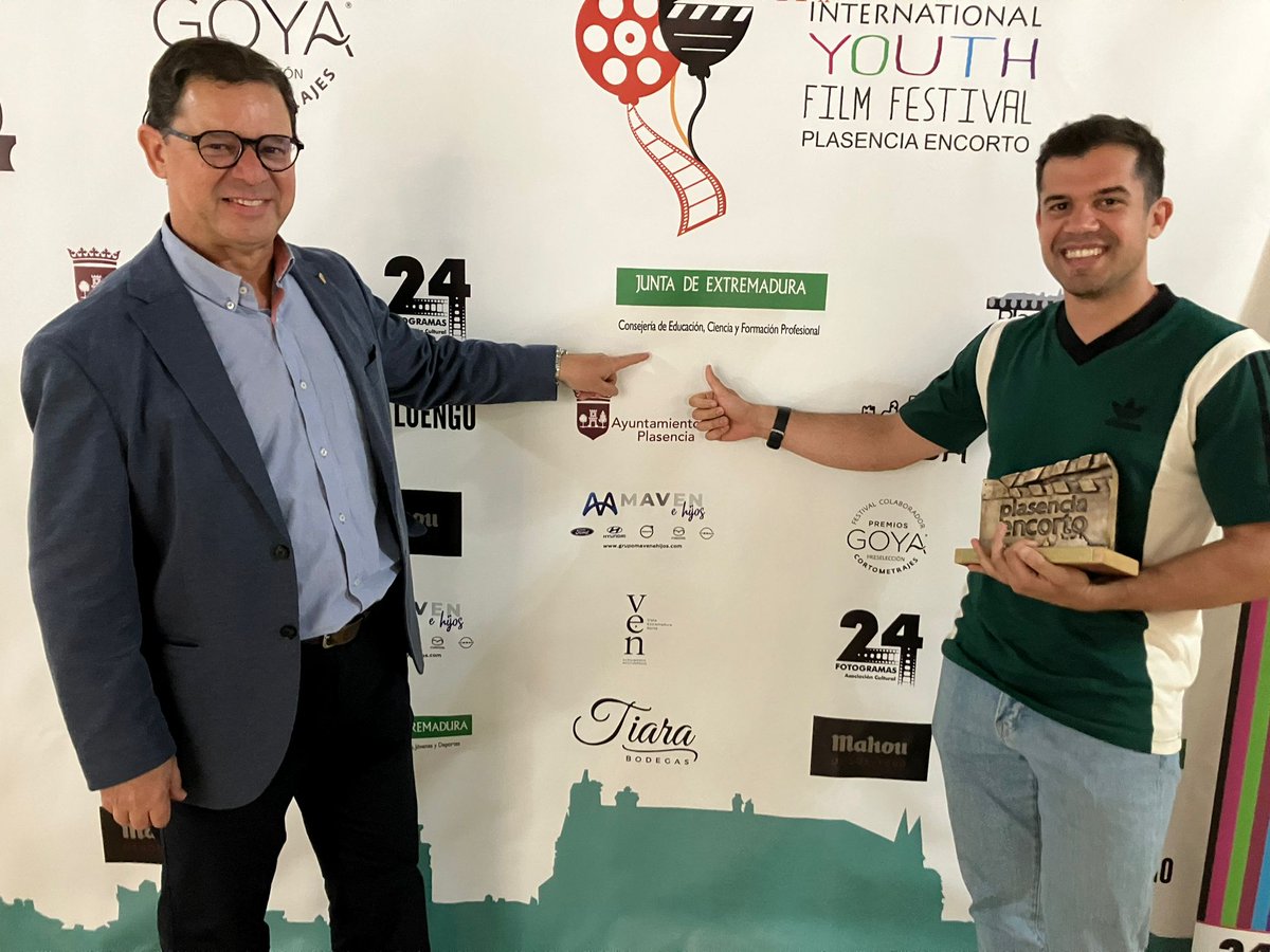 📸 El delegado provincial de Educación de Cáceres, Felipe Antonio Fernández, asiste a la inauguración del Festival de Cine Educativo 'Plasencia Encorto'.