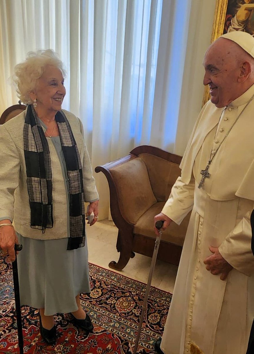 La pobre Sra jubilada, en el Vaticano junto al PAPA.. Dos 👹 se saludan.