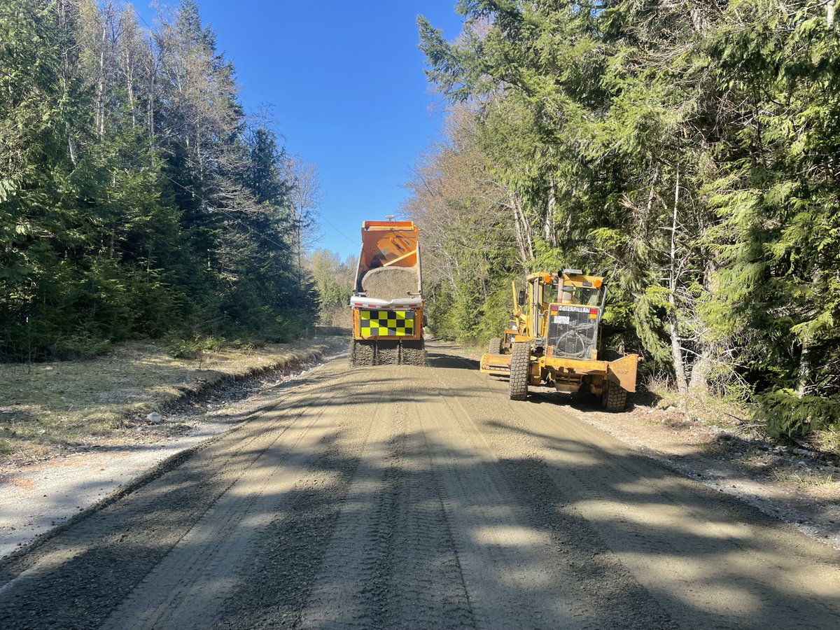 DRM #BellaCoola crew has started placing surfacing gravel on Hammer Road. Please watch for crews and equipment in the #ConeZoneBC

#Hagensborg #CentralCoast #BCHwy20