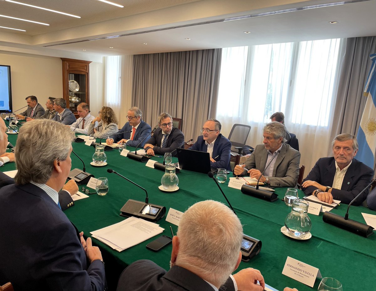 AgroindArg's tweet photo. 📢 Se presentó a los funcionarios nacionales el Plan Federal Agroindustrial del CAA incluyendo un  cronograma de eliminación de derechos de exportación, así como también un relevamiento de normas nacionales para desregulación y simplificación que.. ( sigue en hilo) https://t.co/GH8UCbL8R2