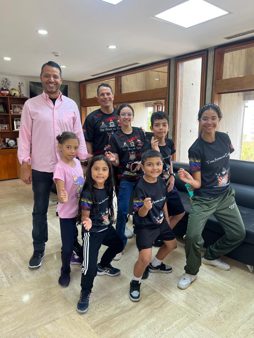 🛑 ¡RUMBO A LA VICTORIA! 🤺 El alcalde @LuisJonasReyes le aseguro al equipo de esgrima de la escuela ¡Jacinto Lara! toda su estadía y logística para el campeonato q estarán disputando y así dedicar toda su atención en la competencia. #BloqueoCero