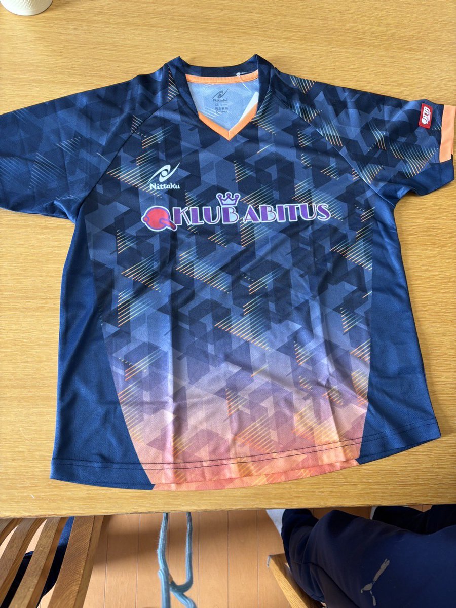 sunatakyuu's tweet photo. KLUB ABITUSチームロゴ入りユニフォーム完成致しました😃
ロゴデザインは僕です(笑)ひら卓屋さんで注文しましたよ😄
協会の申請、色など店長さんにはとてもお世話になりました！またよろしくお願いします。
 #卓球  #ひら卓屋  #ひら卓ちゃんねる 
 #KLUBABITUS https://t.co/LlrYKv8SGs