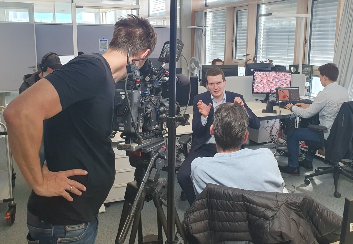 Heute hat ZDF 'Volle Kanne' zu #Hautkrebs #KI und #AppDoc bei uns im DKFZ gedreht, der Beitrag läuft im Mai! @dkfz