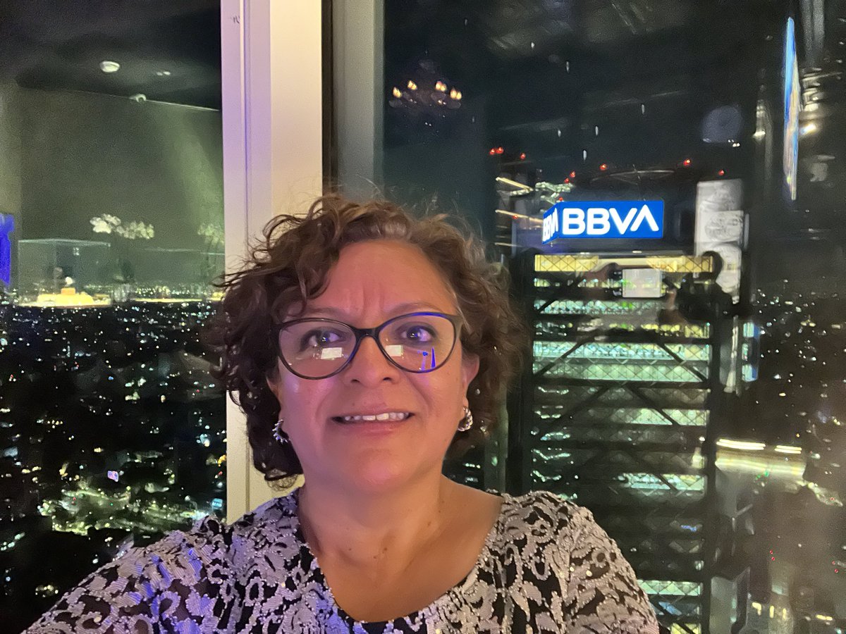 _MarOch's tweet photo. Descripción: Lejos | Cerca
O buen, Afuera / Adentro
Regresé muy #PlazaSésamo
Fotos de ayer por la tarde/noche. #TorreMayor desde el aterrizaje hasta la llegada a la celebración del #25Aniversario de #Netmedia
#Reportera, @ITMastersMag https://t.co/9G0orhD9LH