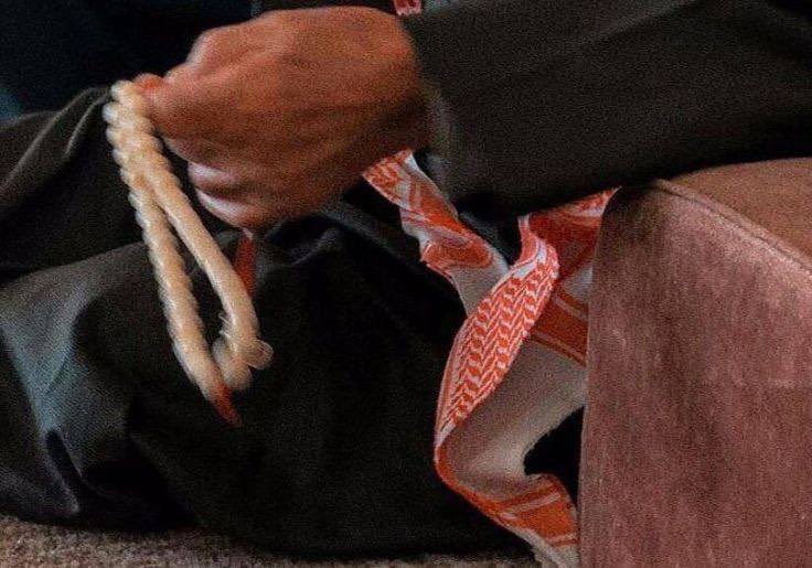 azaam_f15's tweet photo. ليلـة البارح مابين العنا والاجتلاد
الدموع اللي تهاوى نجومٍ مدبحه

حاكمتني ضيقة البال في سجن انفراد
لين صرت اشوف ذبحي بخيط المسبحه https://t.co/KWBLA5jpl9