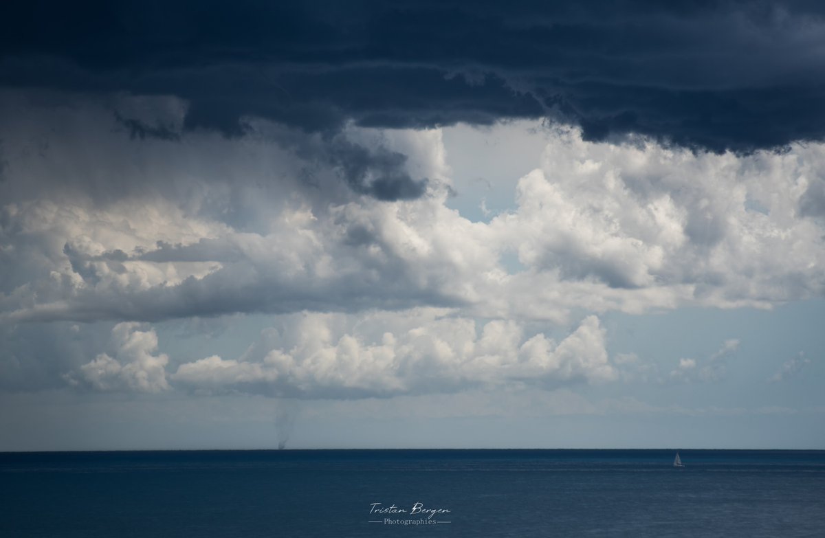 ⚡️📷Après-midi très instable sur le littoral des #AlpesMaritimes avec des #orages de #grêle parfois bien actifs. Une petite #trombe marine a également pu être photographiée au large de l'Esterel.
@Meteovilles @KeraunosObs @MeteoExpress @MeteoFrance_SE