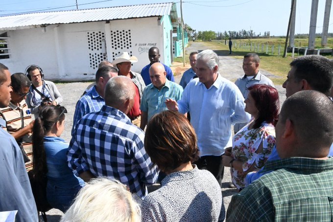 En la Vaquería Intervención de la UEB Ganadera Sandino conversamos con sus productores. Instamos a seguir trabajando y aprovechar sus potencialidades para alcanzar mayores resultados. #GenteQueSuma