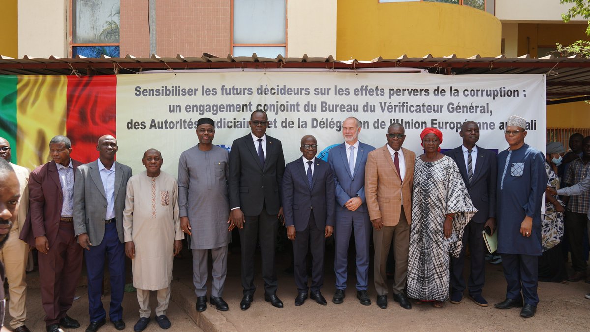 BVG_MALI's tweet photo. Avec l’appui de la DUE, le BVG a organisé une conférence à la FSEG pour sensibiliser les étudiants sur les enjeux de la corruption. Le rapport annuel 2022 a été expliqué et un lot de livres remis. C’était en présence de trois membres du Gouvernement et des Représentants de la DUE https://t.co/PmNymc4pQv