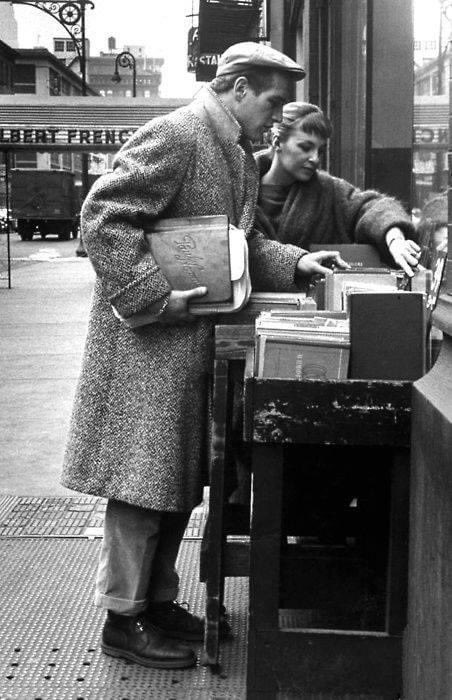 FilmsMap's tweet image. Actor Paul Newman (Jan. 26, 1925-Sept. 26, 2008) with his wife, actress Joanne Woodward, browsing for books at the Strand Book Store​ in the 1950s 😍