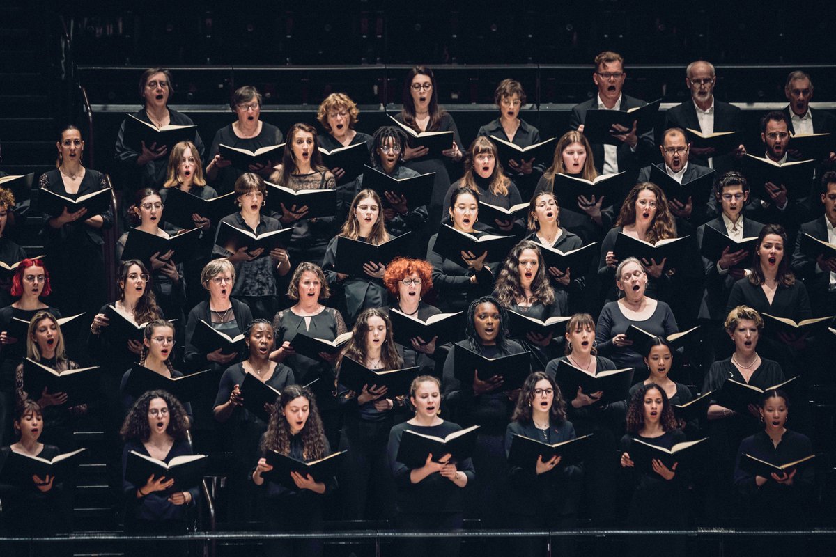 💥 Carmina Burana dirigé par Andrés Orozco-Estrada, ce soir encore avec le Chœur de l’Orchestre de Paris à la @philharmonie. © Denis Allard @ch_OrchParis