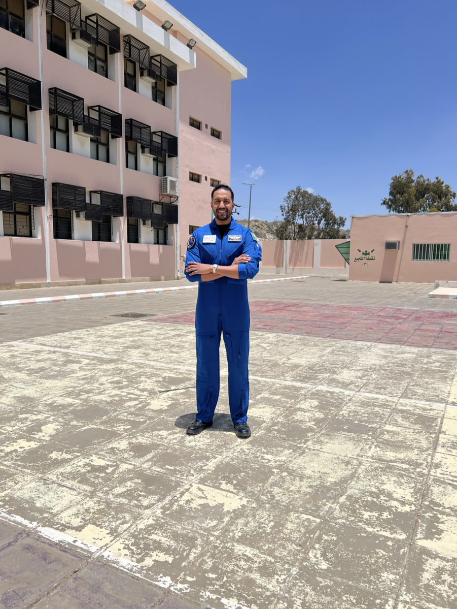 Astro_AlQarni's tweet photo. من مقاعد مدرستي بثانوية عبدالله بن مسعود
من حلم الطفولة في أن أصبح طيارًا
إلى خدمة وطن كرائد فضاء 

وطن يحقق لنا أحلامنا 
ونرى الآن روح الريادة والطموح في أبنائه
شكراً وطني... شكراً مدرسة عبدالله بن مسعود https://t.co/b6CUgt4ryu