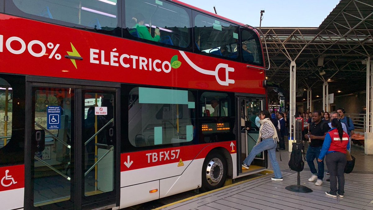 Red_Movilidad's tweet photo. 🔴⚪En 🚍#2Pisos al Aeropuerto✈️
¿Ya te enteraste? ⚡️ Los buses eléctricos de dos pisos se unieron a la flota del recorrido 🚍555, que te conecta entre Pajaritos y la Intermodal Aeropuerto Red Movilidad en un solo bip! ✈️ https://t.co/6G9iLlnJRN