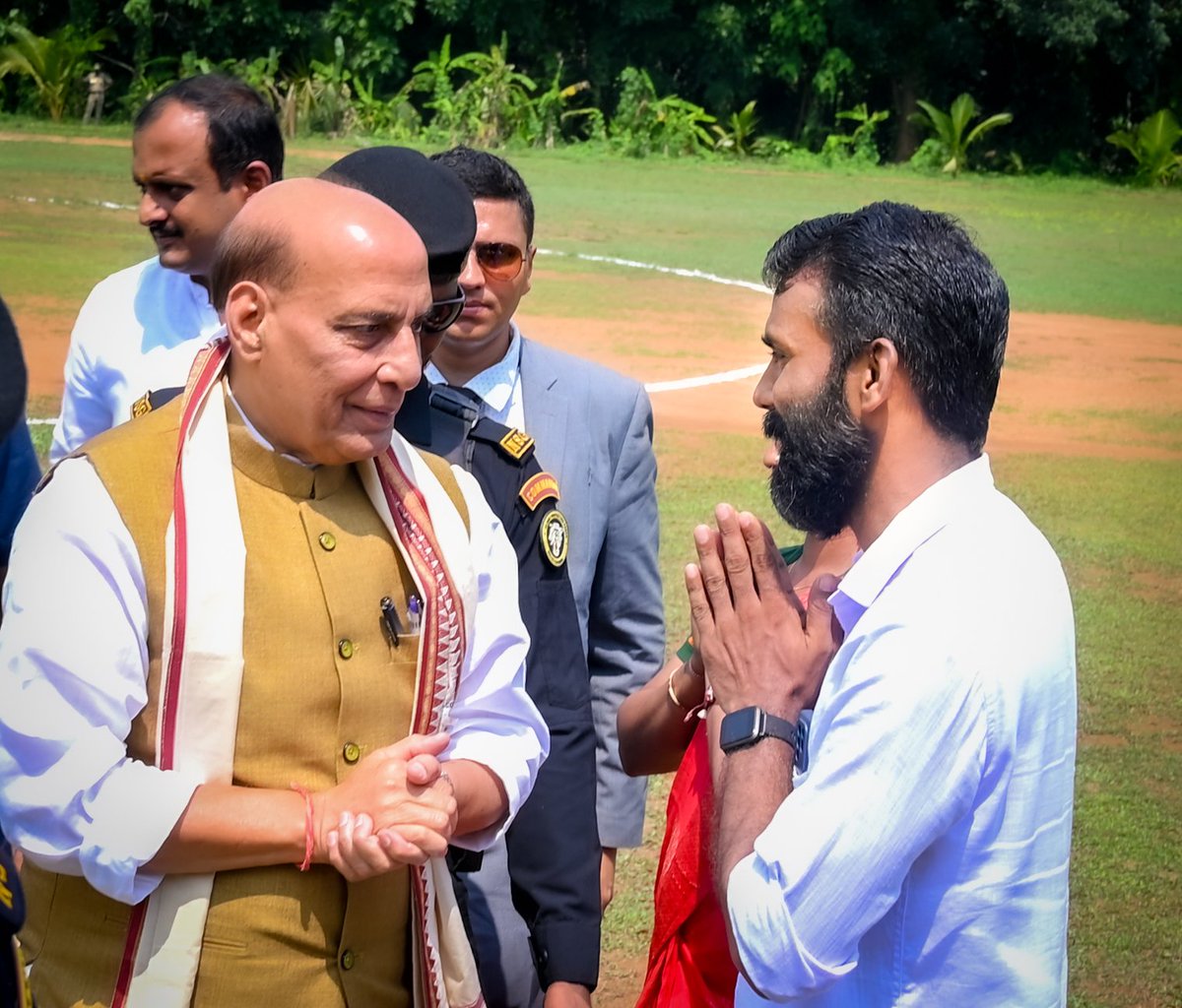 AdvVaisakh's tweet photo. ഭാരതത്തിൻ്റെ  പ്രിയപ്പെട്ട പ്രതിരോധ വകുപ്പ് മന്ത്രി ബഹു: രാജ്നാഥ് സിംഗ് ജി യോടൊപ്പം... https://t.co/hwhbw6qvRq