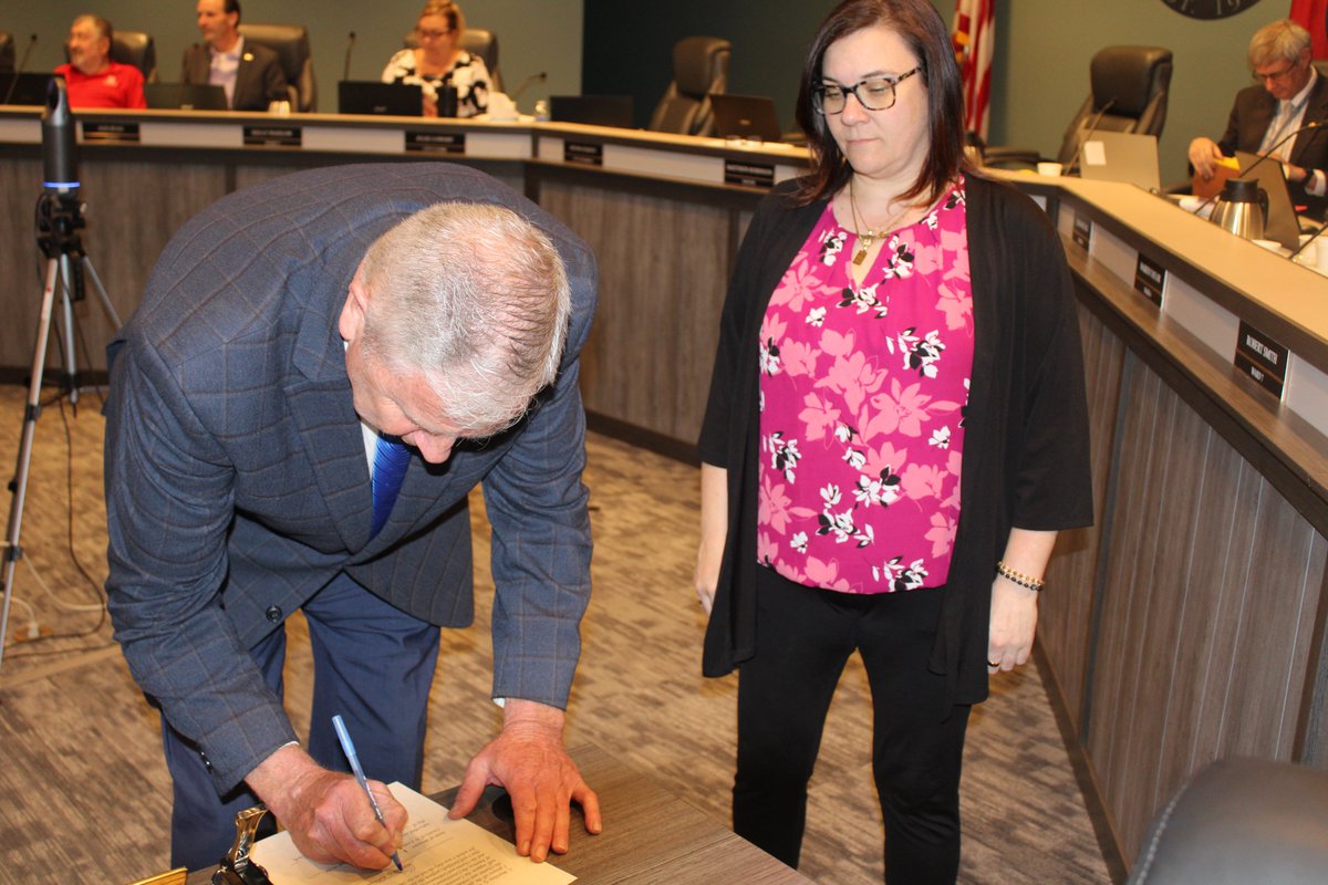 Last night, Hazelwood Mayor Matt Robinson began his 5th term of office after receiving the oath of office from City Clerk Julie Lowery.