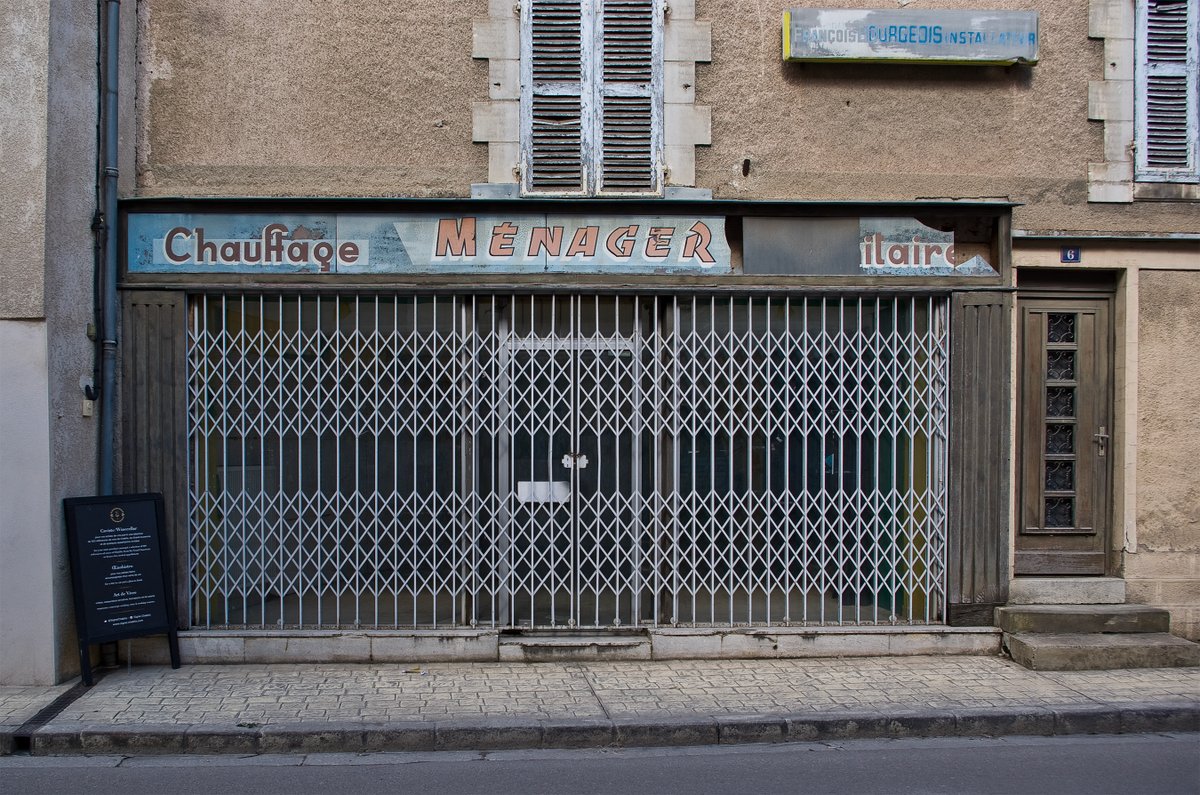 Pixdar's tweet image. Ménager - Chauffage Sanitaire... vieille enseigne à #Chablis
Avril 2015

#Yonne #devanture #enseigne #safaritypo #safaritypographique