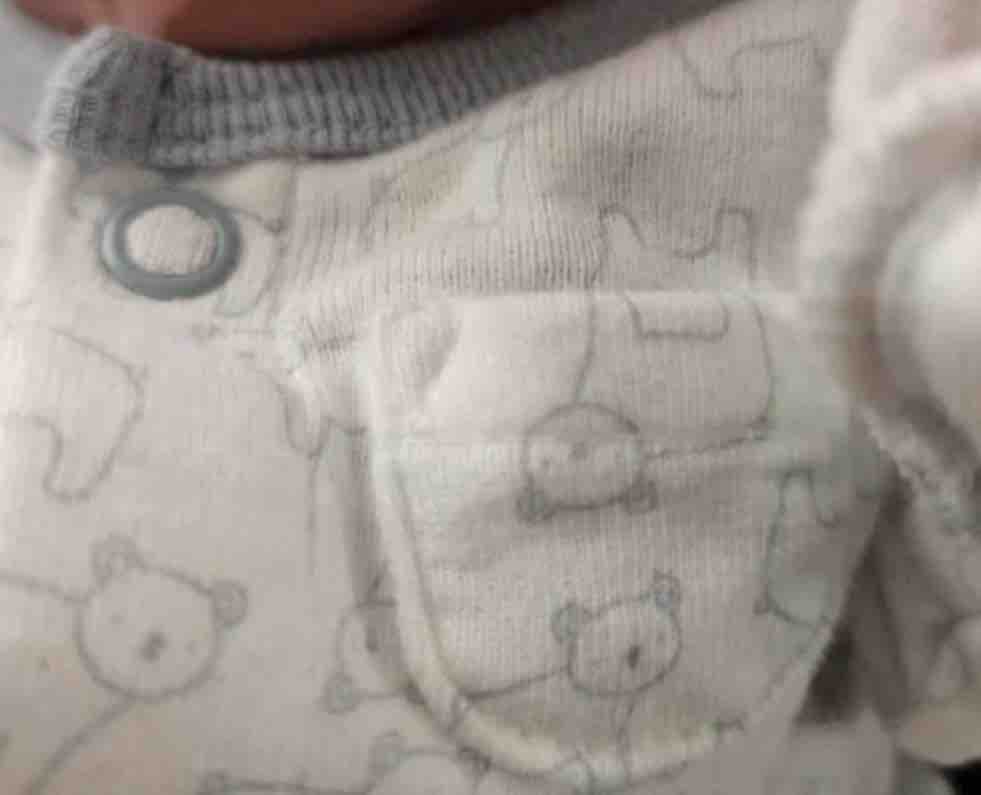 Guarromantico_'s tweet photo. Hoy me surgió una duda que espero  algún día aclarar: ¿Que guardarán los bebés en esa bolsa? https://t.co/4JUlX8PFJg