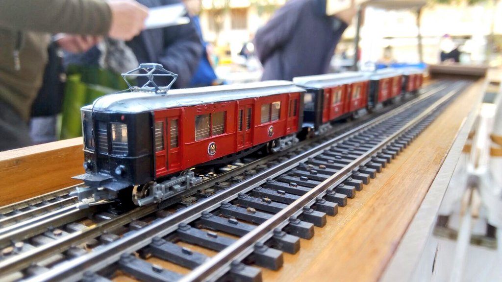 Se acerca el centenario del metropolitano barcelonés y rescato una foto de unos modelos que hice hace ya la tira de años:

Coches originales del "Gran Metro" (1924), actual línea 3, renumerados en los 50 como Serie 300. 

Escala 1:160.