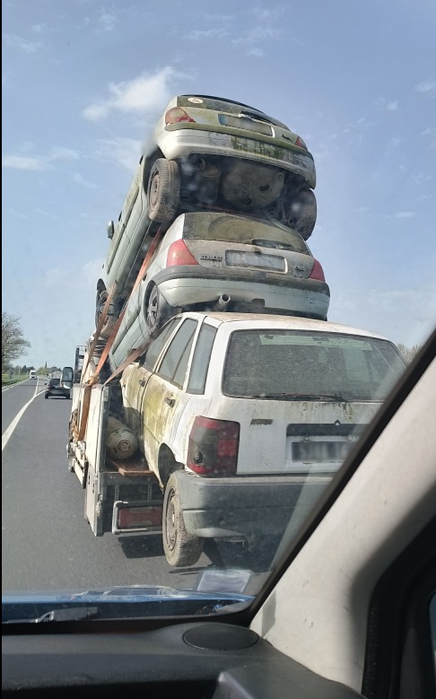 Gendarmerie's tweet image. #CartonRouge 🟥 On sait que vous aimez battre des records.... mais quand même !! 😳
➡️ Véhicule surchargé : inconscient et dangereux... Les #gendarmes de la Marne n'ont pas immobilisé 1 véhicule, mais 4 d'un coup !