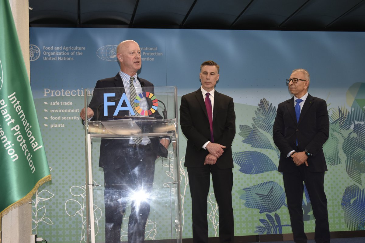 Celebrating dedication &amp; service! Dr. Osama El-Lissy extends heartfelt recognition to outgoing SC and IC members &amp; retirees for their invaluable contributions to the future of plant health and protecting our ecosystems. 🌱👏

#PlantHealth 🌱#CPM18