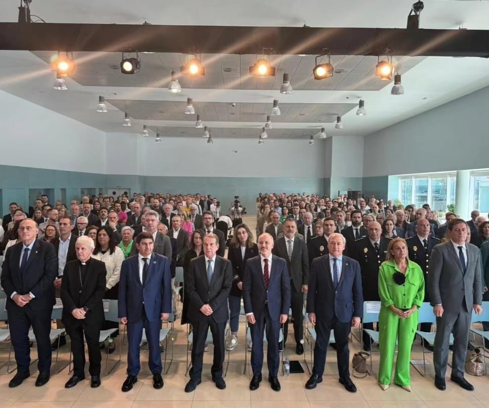 regades's tweet photo. Gracias a todos/as los/as que me acompañáis, del mundo de la economía, la sociedad, de la industria, del empleo, del deporte, cultura, política, vuestro cariño, sin duda es el afecto a esta institución, a la Zona Franca de Vigo. Este apoyo, es sin duda una mayor responsabilidad. https://t.co/aYDCvhnXbw