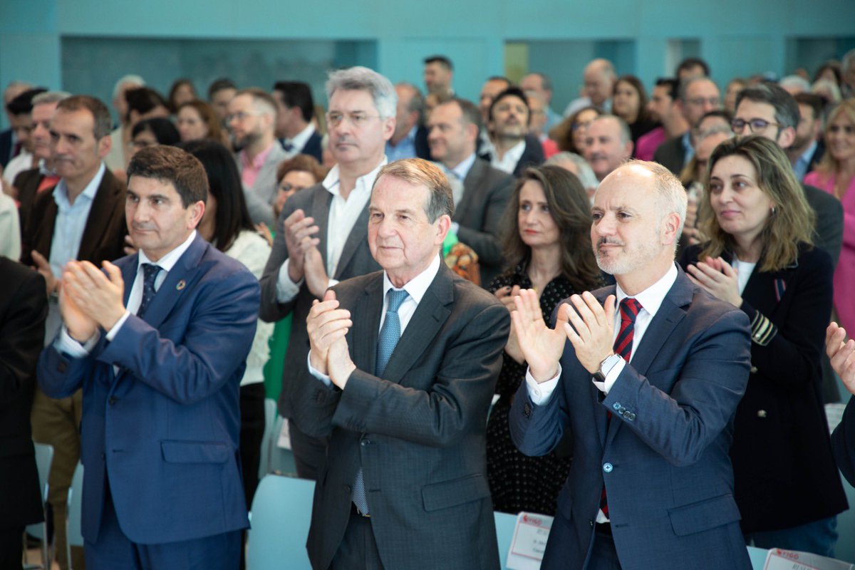 regades's tweet photo. Gracias a todos/as los/as que me acompañáis, del mundo de la economía, la sociedad, de la industria, del empleo, del deporte, cultura, política, vuestro cariño, sin duda es el afecto a esta institución, a la Zona Franca de Vigo. Este apoyo, es sin duda una mayor responsabilidad. https://t.co/aYDCvhnXbw