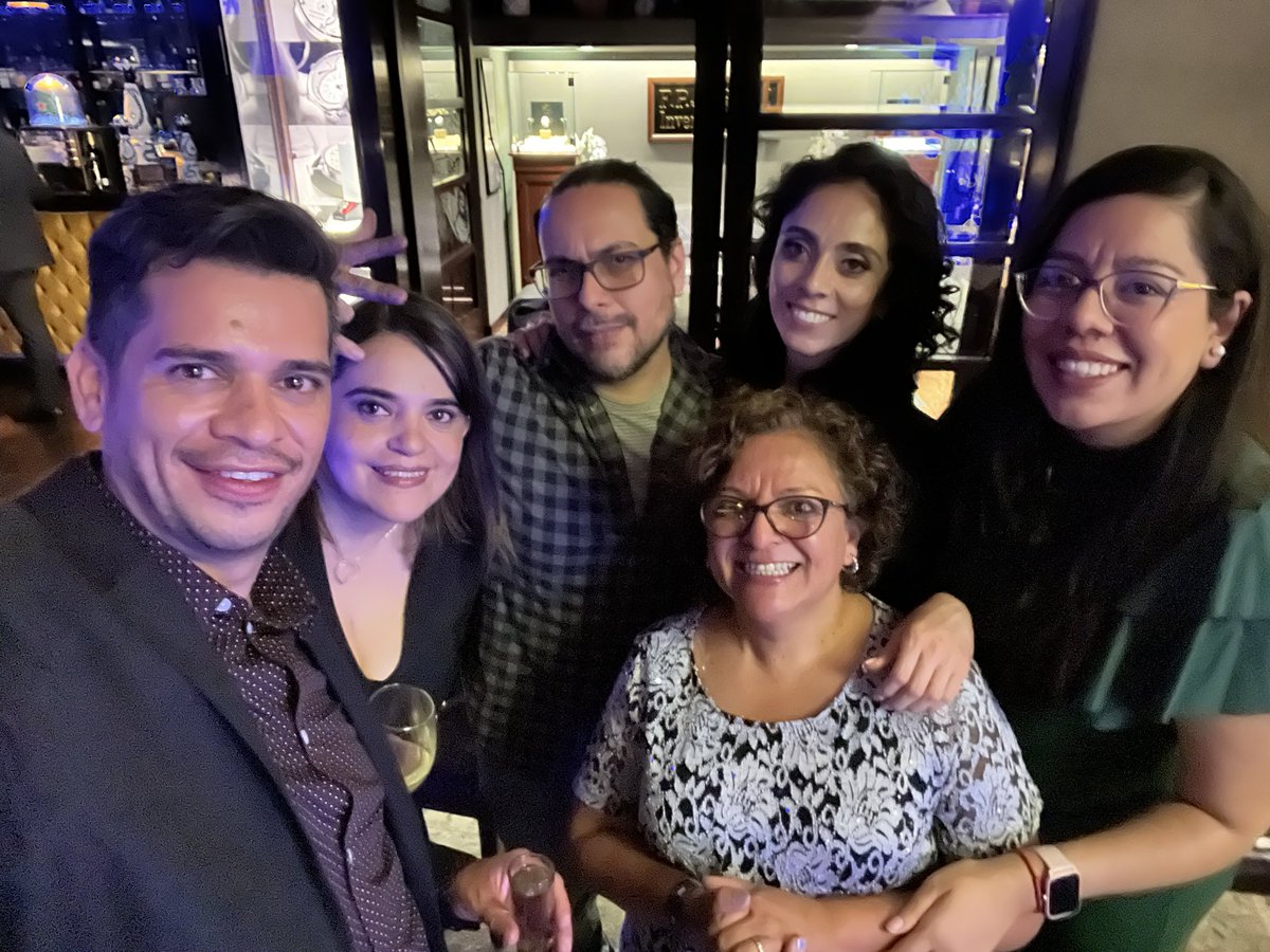 _MarOch's tweet photo. #25Aniversario de #Netmedia
Como cuando llegas tarde y ya no sales en la foto oficial… Pero eso sí, das muchos abrazos porque es #CelebrationTime
Aquí, con parte del team, como @sambar14
Y, aunque no hubo foto, chévere saludar a @alonsoyanez y a @pcoronaf https://t.co/Vv4ujOYUGS
