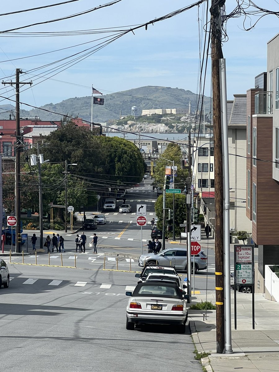 lecture_mindset's tweet photo. What a fantastic experience visiting Alcatraz. Followed by a trek up to Lombard street and finishing with dinner @HardRock 🎸🤘 https://t.co/5lb4I9F5ic