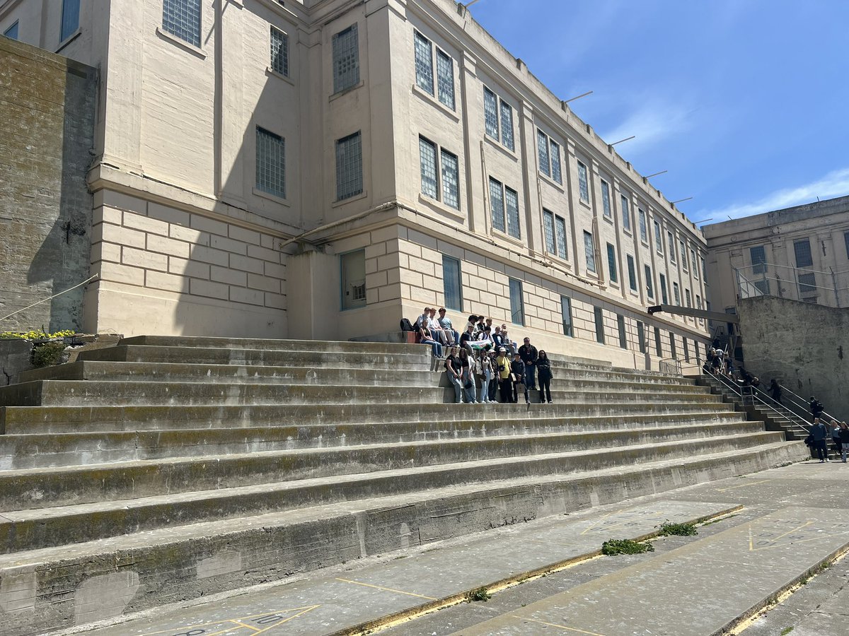 lecture_mindset's tweet photo. What a fantastic experience visiting Alcatraz. Followed by a trek up to Lombard street and finishing with dinner @HardRock 🎸🤘 https://t.co/5lb4I9F5ic