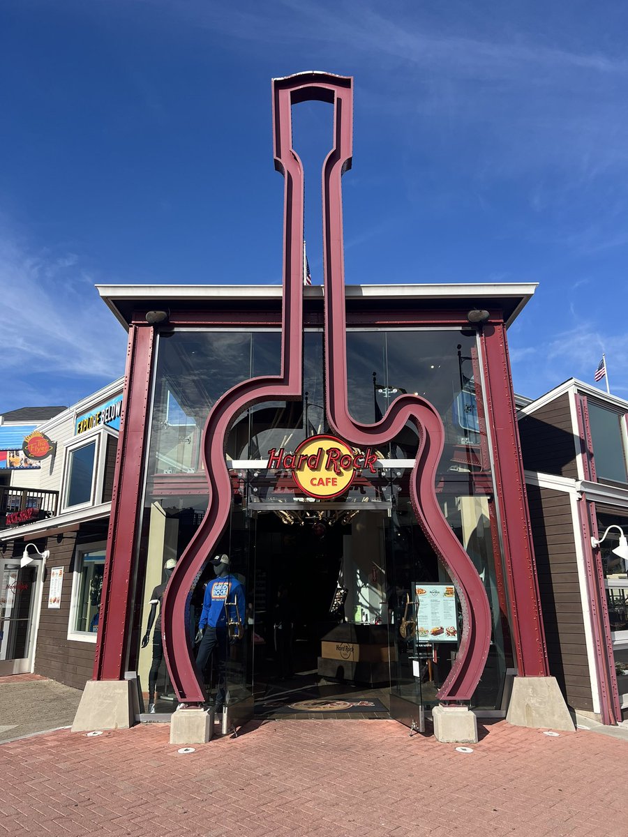 lecture_mindset's tweet photo. What a fantastic experience visiting Alcatraz. Followed by a trek up to Lombard street and finishing with dinner @HardRock 🎸🤘 https://t.co/5lb4I9F5ic