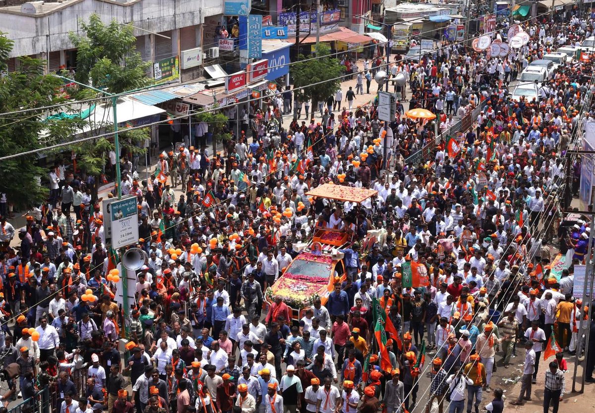 CRPaatil's tweet photo. આ “લોક સાગર” માનનીય પ્રધાનમંત્રી શ્રી @narendramodi સાહેબની ગેરંટી પરનાં વિશ્વાસની મહોર છે !!! 

આ “લોક સાગર” માનનીય કેન્દ્રીય ગૃહ અને સહકાર મંત્રી તેમજ ગાંધીનગર લોકસભાનાં લોકપ્રિય ઉમેદવાર શ્રી @AmitShah સાહેબની નીતિ પરની શ્રદ્ધાની મહોર છે !!! 

આજે કલોલ ખાતે માનનીય કેન્દ્રીય ગૃહ અને સહકાર મંત્રી તેમજ ગાંધીનગર લોકસભાનાં ઉમેદવાર શ્રી અમિતભાઇ શાહ સાહેબનાં જન સમર્થન માટે યોજાયેલા ભવ્યાતિભવ્ય રોડ શોની એક તસવીરી ઝલક !!! 

આ “લોક સાગર” #AbkiBar400Par અને 
#PhirEkBaarModiSarkaar ની સાબિતી છે !!!