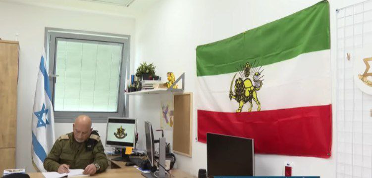 farashgardii02's tweet photo. دفتر کار کمال پنحاسی سخنگوی فارسی زبان ارتش اسرائیل با پرچم شیر و خورشید و تصویر اعلی حضرت شاهنشاه آریامهر.
🙏🙏🙏🙏🙏🙏
#جاویدشاه
به این هم میهن افتخار میکنیم💙
#اسرائيل_بزن https://t.co/7bxOxeNKwq