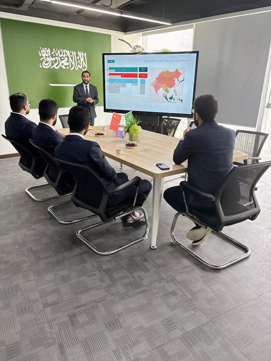 SacmChina's tweet photo. استقبل الملحق الثقافي د. أحمد بن علي الزهراني مجموعة من طلاب جامعة الملك فهد للبترول والمعادن في مقر الملحقية الثقافية في بكين، ضمن زيارتهم الى الصين بالتنسيق مع الملحقية لعدد من الشركات والجامعات الصينية. https://t.co/7GJbzYguKA