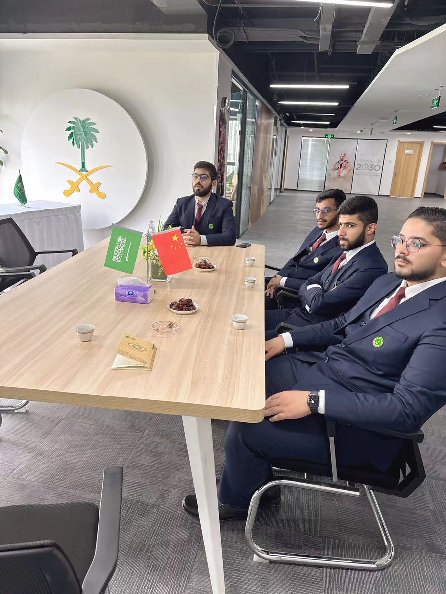 SacmChina's tweet photo. استقبل الملحق الثقافي د. أحمد بن علي الزهراني مجموعة من طلاب جامعة الملك فهد للبترول والمعادن في مقر الملحقية الثقافية في بكين، ضمن زيارتهم الى الصين بالتنسيق مع الملحقية لعدد من الشركات والجامعات الصينية. https://t.co/7GJbzYguKA