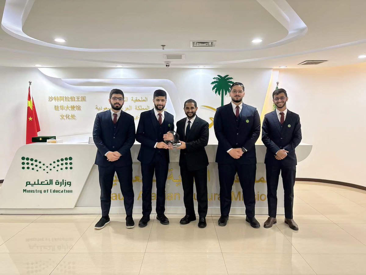 SacmChina's tweet photo. استقبل الملحق الثقافي د. أحمد بن علي الزهراني مجموعة من طلاب جامعة الملك فهد للبترول والمعادن في مقر الملحقية الثقافية في بكين، ضمن زيارتهم الى الصين بالتنسيق مع الملحقية لعدد من الشركات والجامعات الصينية. https://t.co/7GJbzYguKA