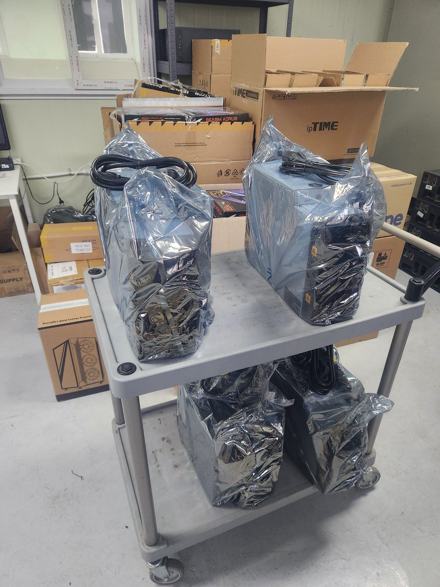 Panda_Agen0x's tweet photo. 🧵A colleague told me the great news that he acquired 4 KS5 PRO 21T, and put them to mining on https://t.co/0ta4sA6m0M  @FoxPool_BTC , I decided to make an estimate of profits and how long it would take to recover his investment. #mineriacripto
#criptomineria
#bitcoinmining https://t.co/zAZv0NlswJ