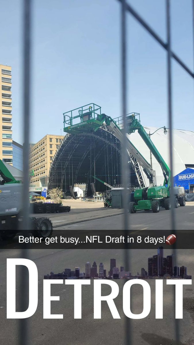JKMac1963's tweet photo. Goofin' off in The D! #LetsGoTigers #NFLdraftPreview โพ๏ธ๐๐ป https://t.co/prGJOuXpr3