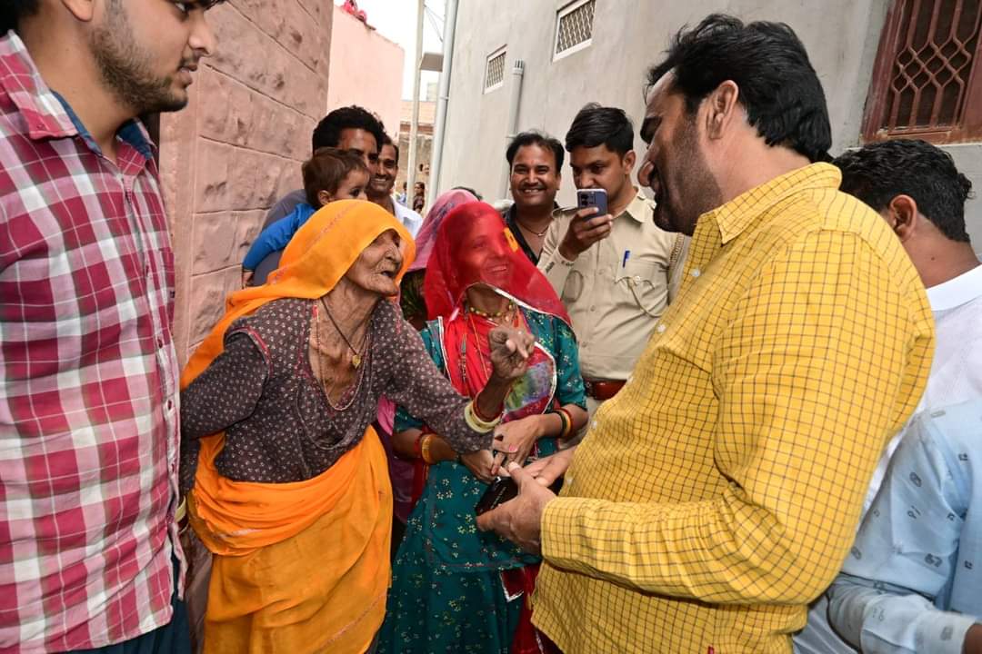 hanumanbeniwal's tweet photo. नागौर लोक सभा के मुंडवा शहर में नगरपालिका चैयरमैन प्रतिनिधि श्री सुभाष कंदोई के साथ डोर टू डोर जन-सम्पर्क करके बोतल के चिन्ह के सामने वाला बटन दबाकर मत रूपी आशीर्वाद देने का निवेदन किया 
| https://t.co/5zbapVs9e8
