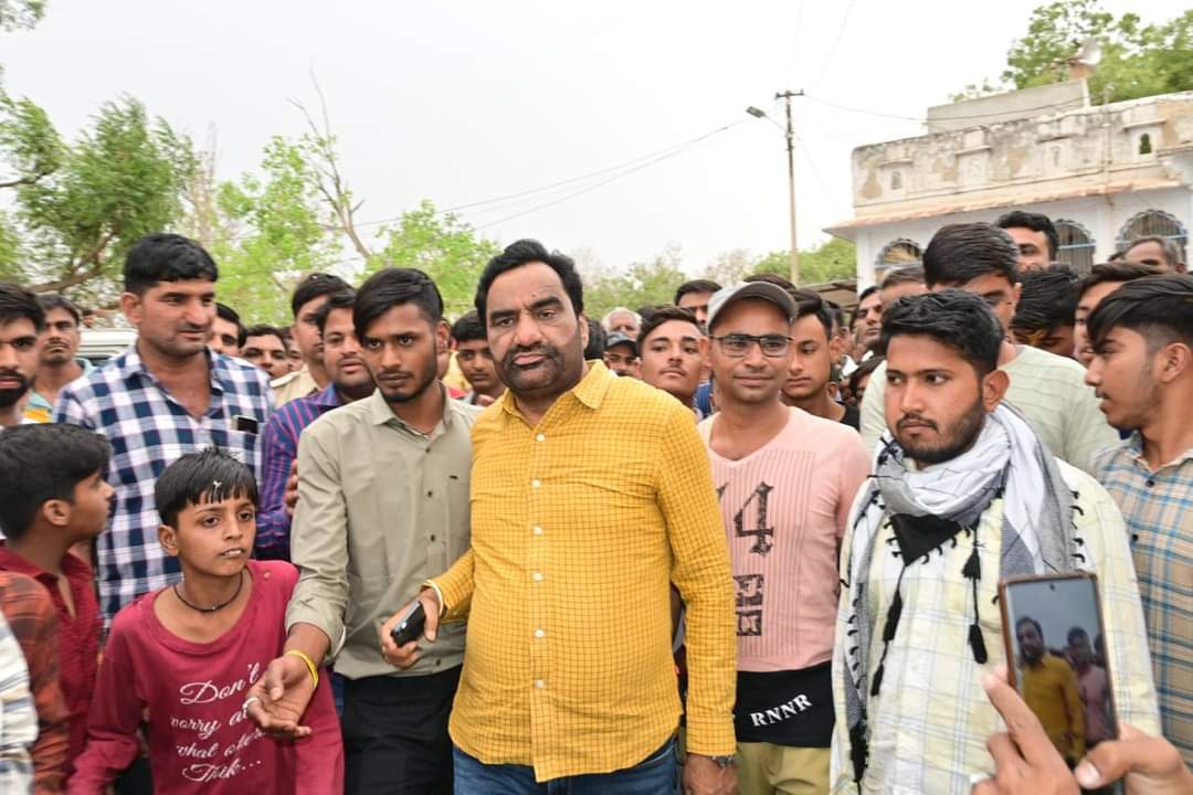 hanumanbeniwal's tweet photo. नागौर लोक सभा के मुंडवा शहर में नगरपालिका चैयरमैन प्रतिनिधि श्री सुभाष कंदोई के साथ डोर टू डोर जन-सम्पर्क करके बोतल के चिन्ह के सामने वाला बटन दबाकर मत रूपी आशीर्वाद देने का निवेदन किया 
| https://t.co/5zbapVs9e8