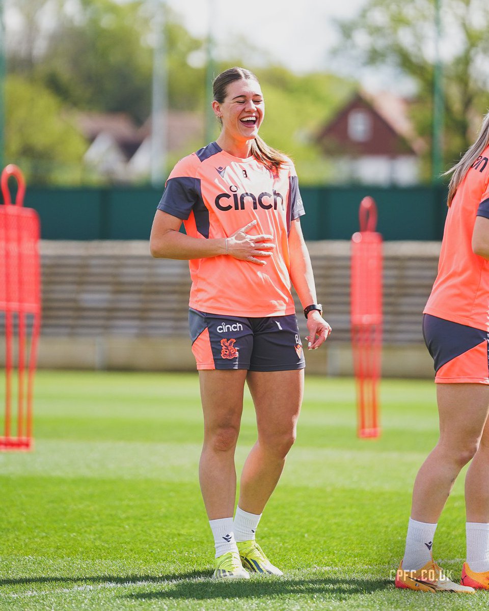 Sun and smiles ☀️🎱 #CPFC | @MollySharpe_