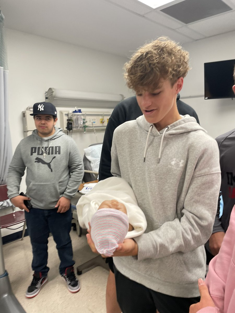 erica_huggard's tweet image. I love taking #introtohealthcare students to #FHTC to see the opportunities @FHTC_Careers our students have available! #emporiaproud @EmporiaSpartans