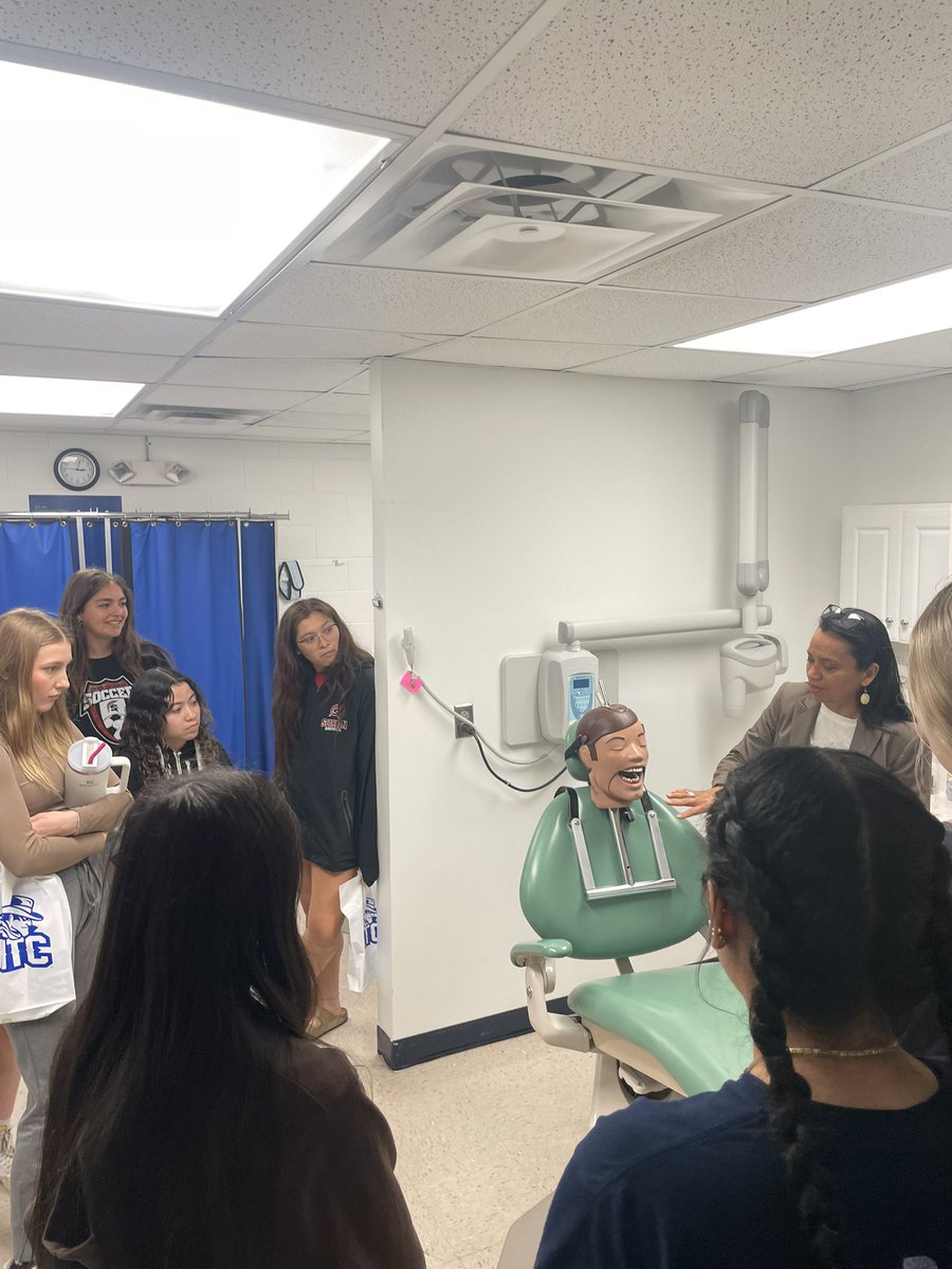 erica_huggard's tweet image. I love taking #introtohealthcare students to #FHTC to see the opportunities @FHTC_Careers our students have available! #emporiaproud @EmporiaSpartans