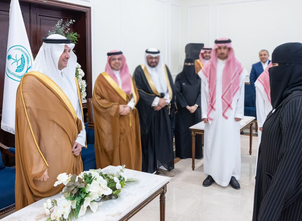 SH_SHIDDI's tweet photo. برعاية صاحب السمو الملكي الأمير سعود بن طلال - حفظه الله، حضر مكتب فكرة التصميم للإستشارات الهندسية حفل توقيع عقد إنشاء بوابة الأحساء البارحة، تشرفت بعرض عمل المكتب وتصميمنا لبوابة الأحساء وشرح مفهوم وفكرة التصميم أمام صاحب السمو الملكي الأمير سعود بن طلال

@DConceptSA https://t.co/bMrJ5FpfiO