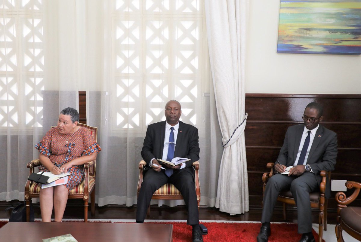 Le ministre Teté António a reçu jeudi après-midi, 18/04, à Luanda, la représentante résidente du Programme des Nations Unies pour le Développement (PNUD) en Angola, Denise António.