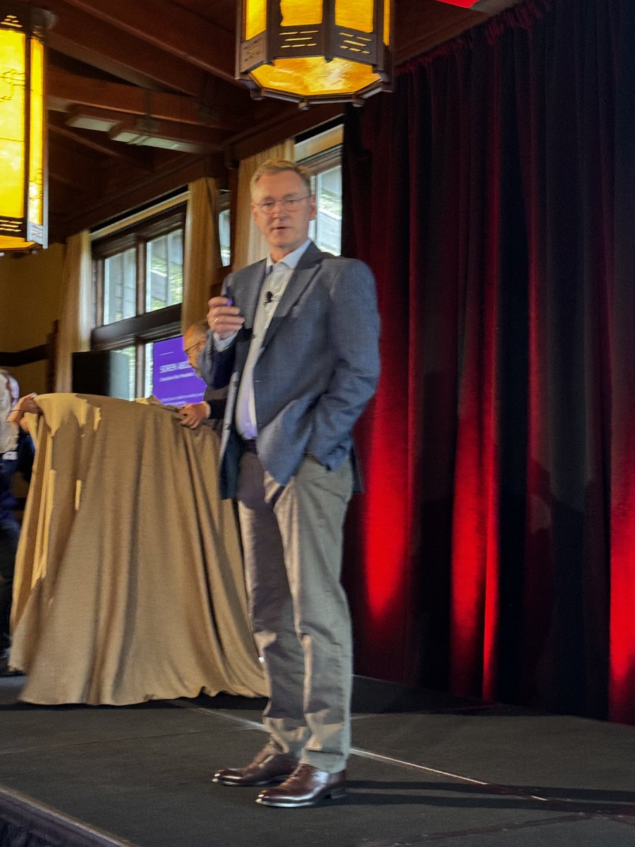 zkerravala's tweet photo. On day2 of #AvayaAnalystSummit ⁦@SorenAbildgaard⁩ talks tech ⁦@Avaya⁩ https://t.co/oPBSS7dyTd