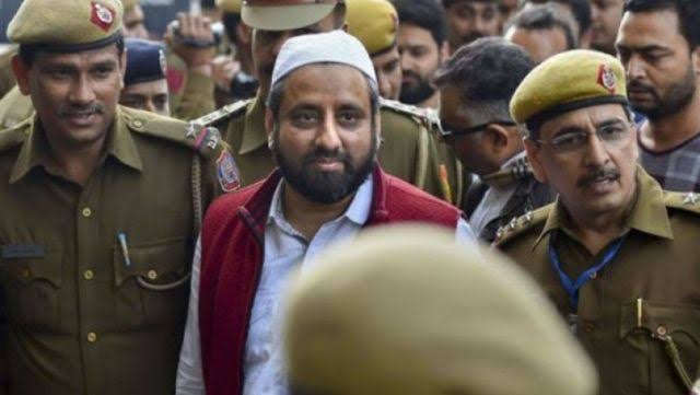 9 घंटे की लंबी पूछताछ के बाद ED ने आप विधायक <a href="/KhanAmanatullah/">Amanatullah Khan AAP</a> को किया गिरफ्तार, ED ने खान के ख़िलाफ़ वक़्फ़ बोर्ड में गैरकानूनी तरीक़े से 32 मुसलमानों को नौकरी देने के आरोप में केस दर्ज किया है, सवाल ये है कि क्या अब मुसलमानों को नौकरी देना भी संविधान के ख़िलाफ़ माना जायेगा?